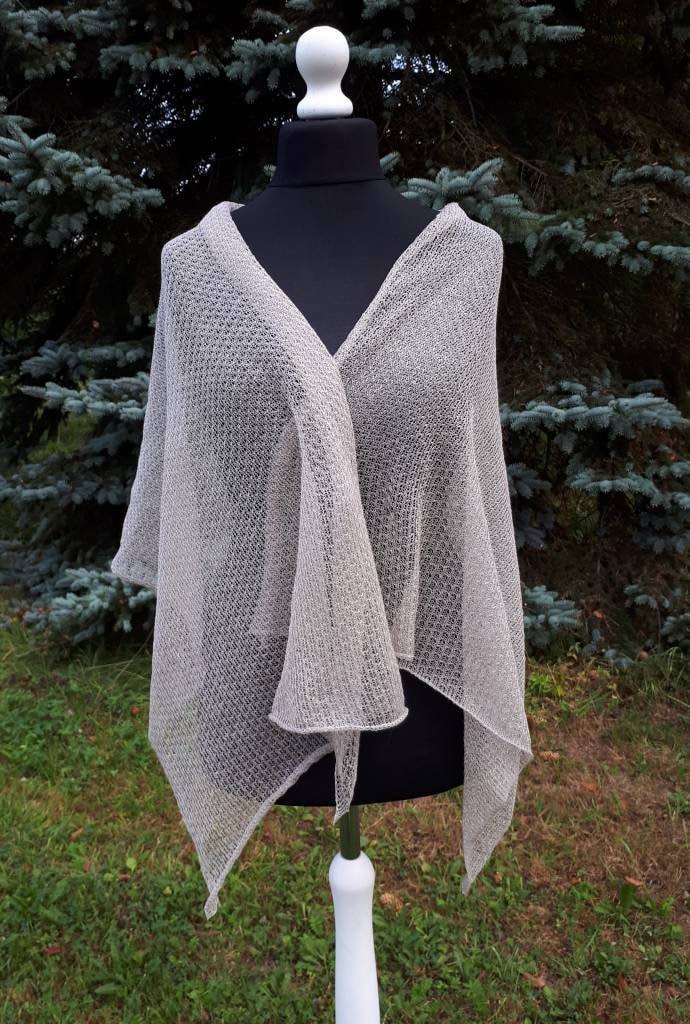 Gestrickte Leinen Stola Hellgrauer Lace Schal, Hochzeits-Tuch von LovesomeKnittings