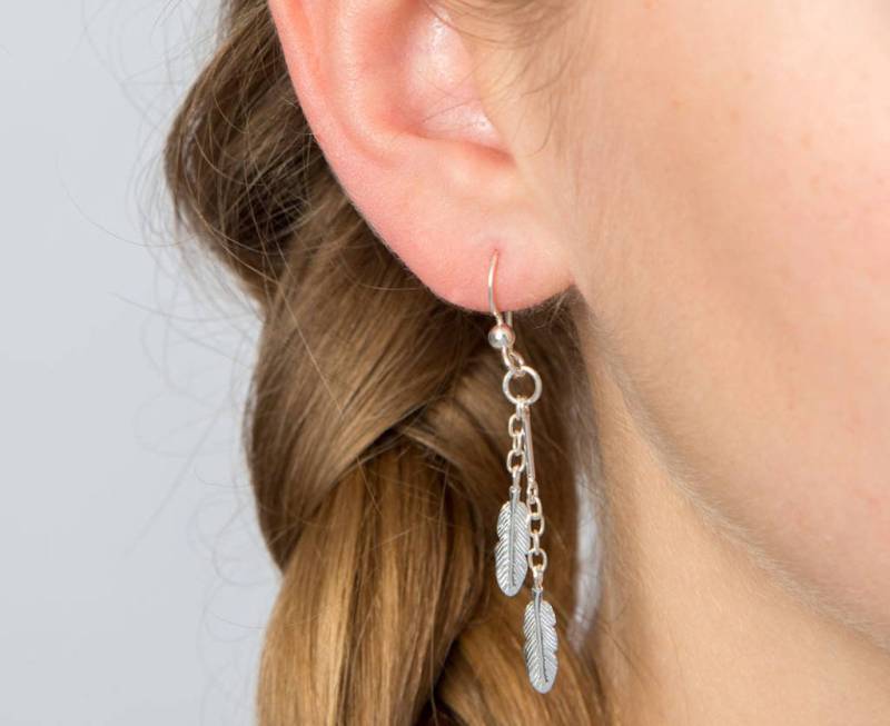 Kaskadierende Feder Sterling Silber Tropfen Ohrringe von Lovethelinks