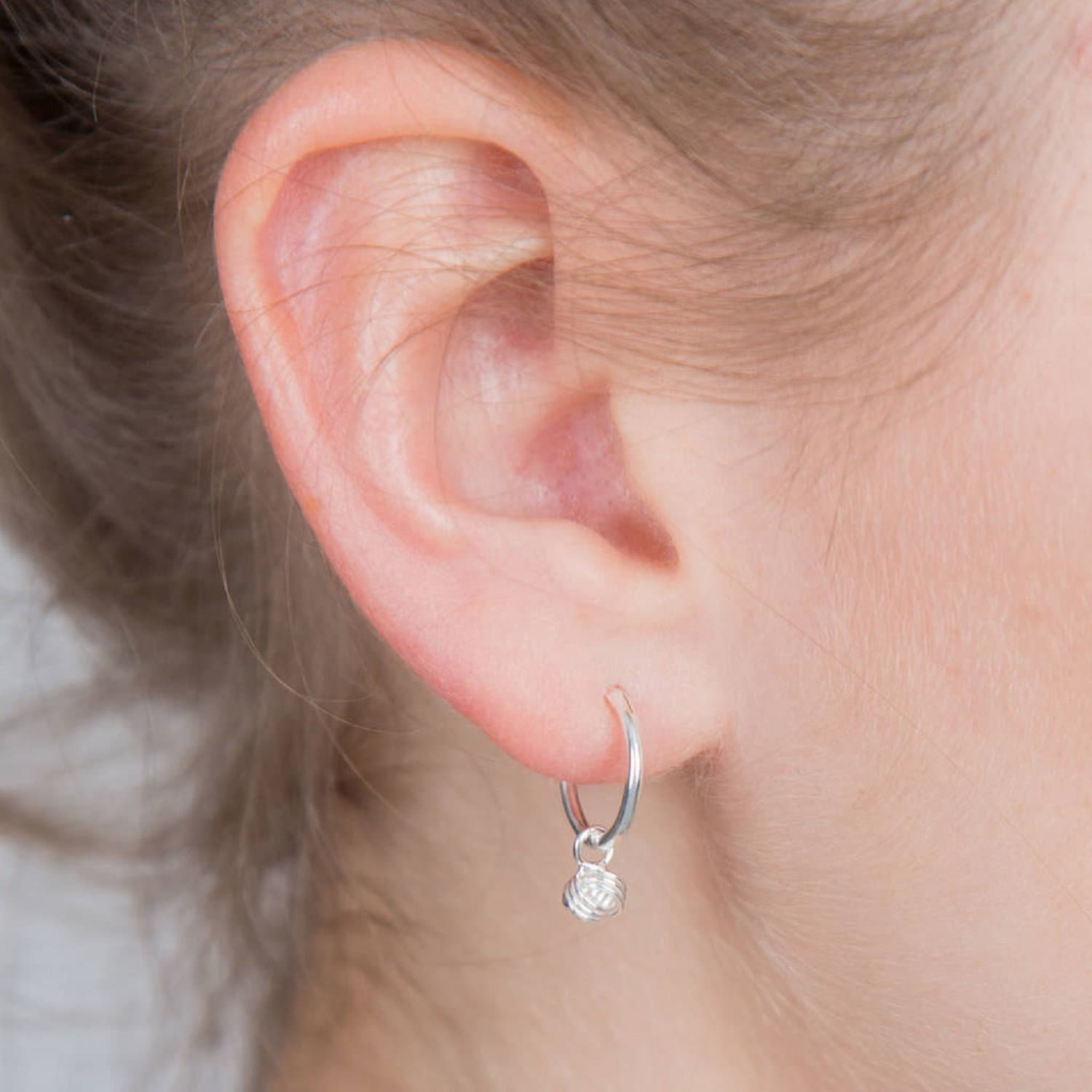 Sterling Silber Freundschafts Knoten Creolen Im Huggie Stil Sterling Silber Freundschafts Knoten Creolen Im Huggie Stil von Lovethelinks