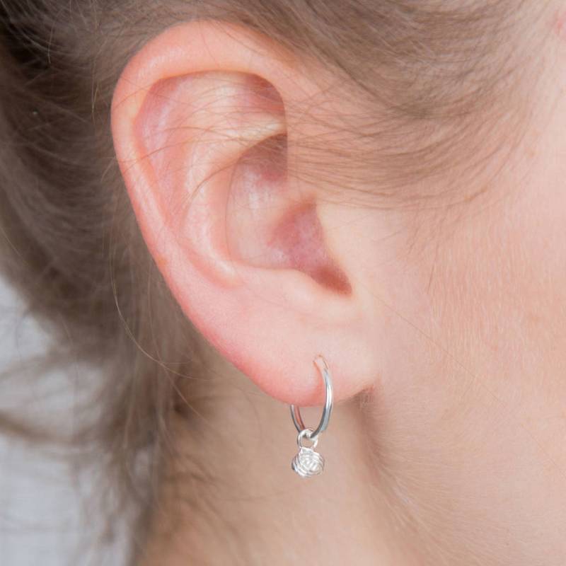 Sterling Silber Freundschafts Knoten Creolen Im Huggie Stil Sterling Silber Freundschafts Knoten Creolen Im Huggie Stil von Lovethelinks