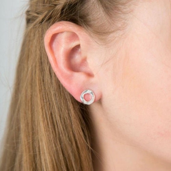 Gehämmerte Kreis Ohrstecker Versilbertes Halo Design Gehämmerte Kreis Ohrstecker Versilbertes Halo Design von Lovethelinks