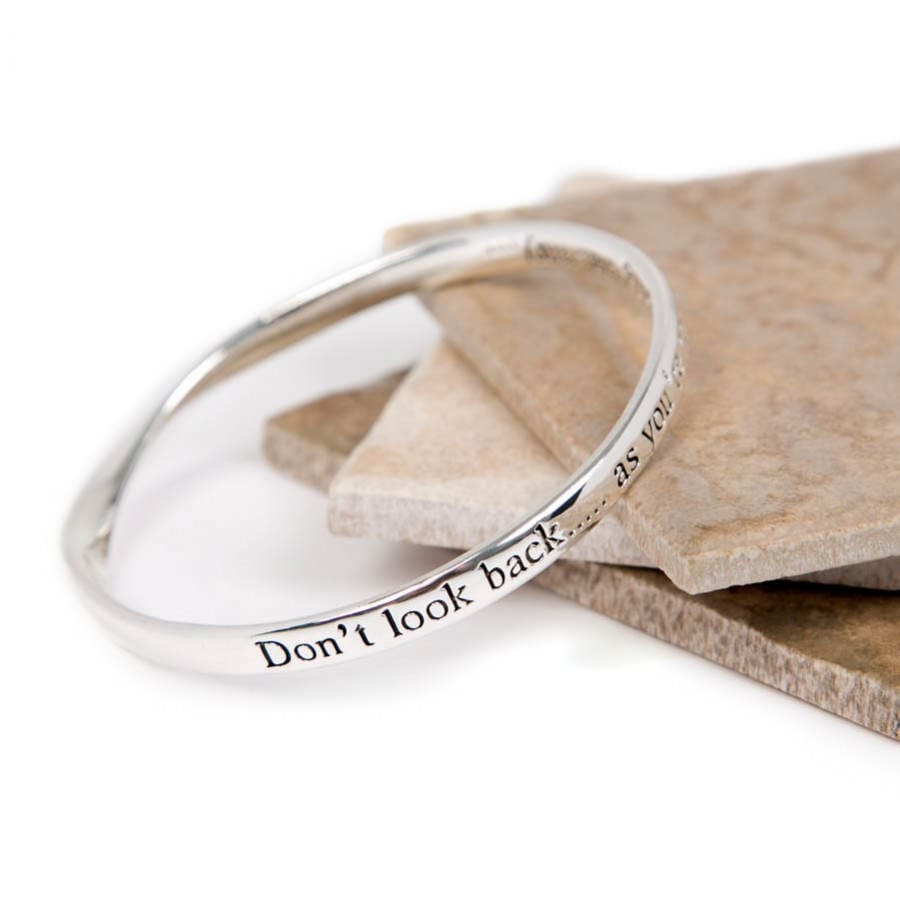 Inspirierender Zitat Armreif "Don't Look Back' Versilbertes Freundschaftsgeschenk Inspirierender Zitat Armreif "Don't Look Back' Versilbertes Freundschaftsgeschenk von Lovethelinks