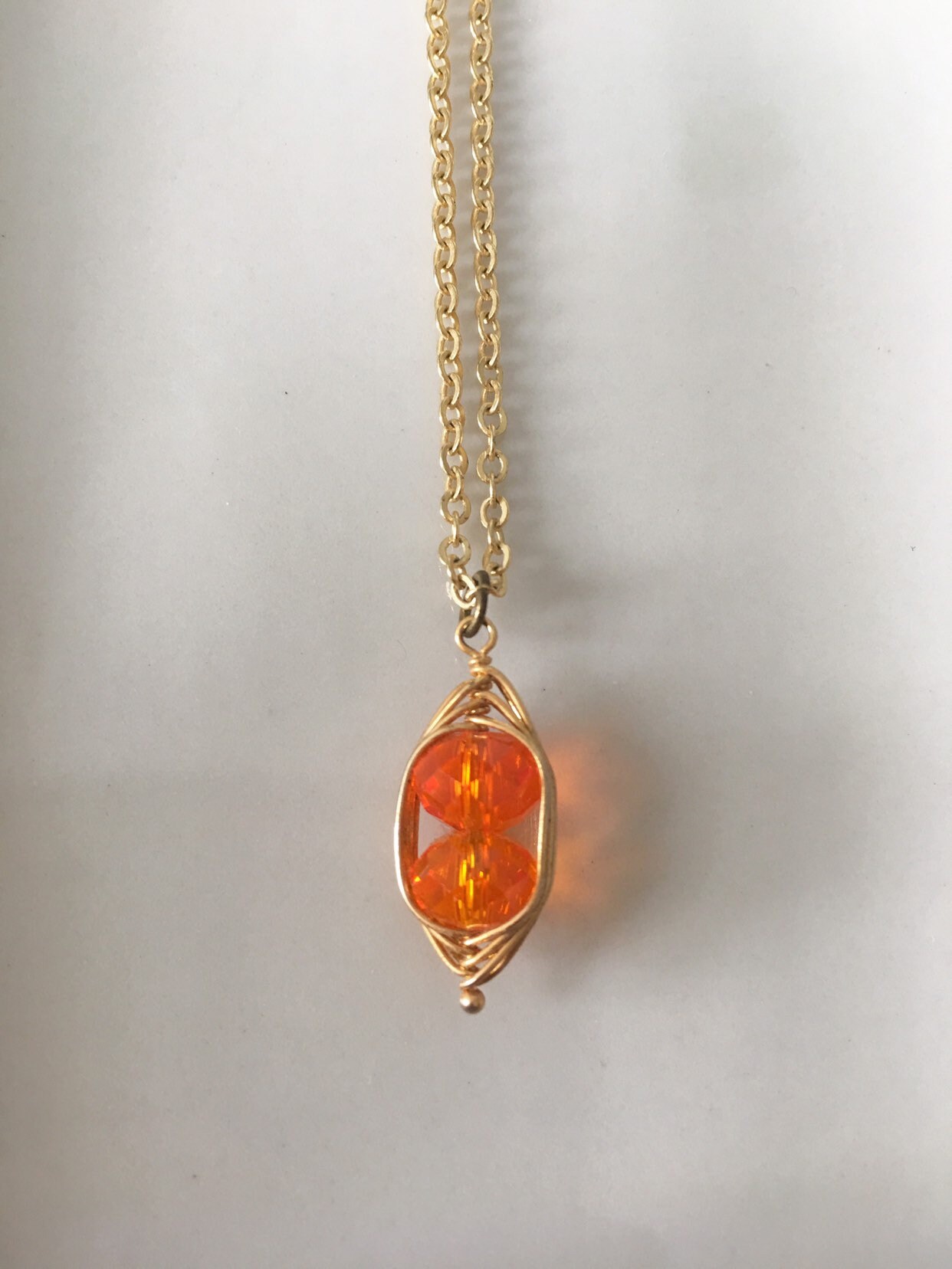 Orange Glas Brioletten Halskette | 14K Vergoldete Kette Orange Glas Brioletten Halskette | 14K Vergoldete Kette von Loviekai