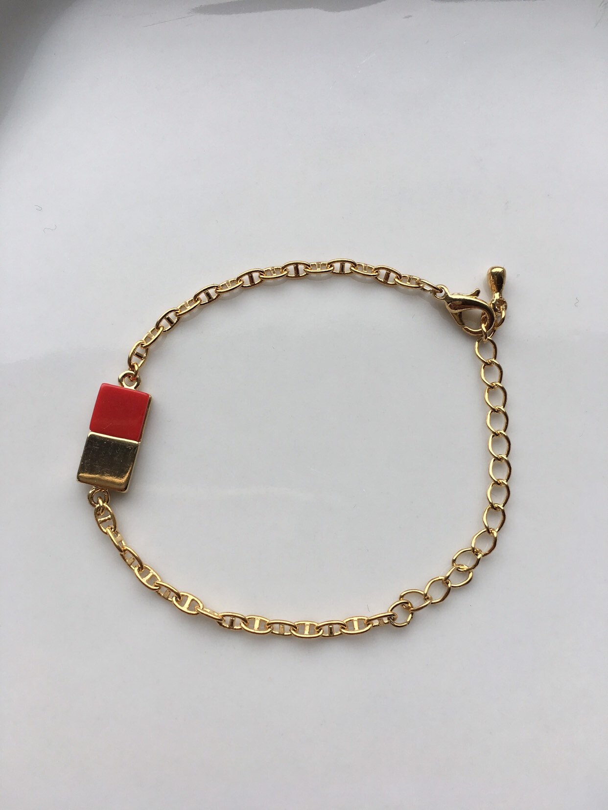 Roter Marmor Anhänger Mit Vergoldeter Gliederkette Roter Marmor Anhänger Mit Vergoldeter Gliederkette von Loviekai