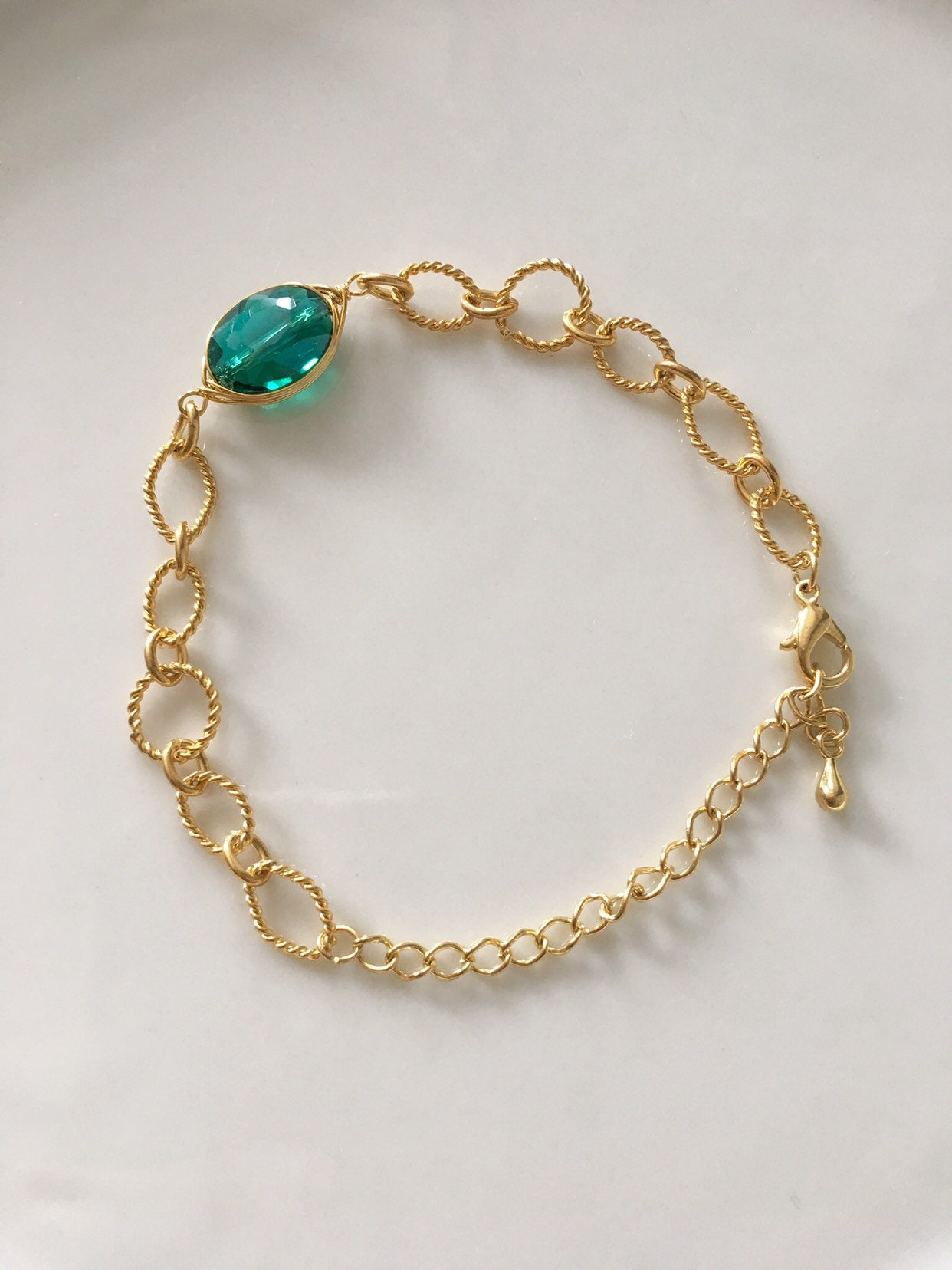 Smaragd Kristallglas Briolett Armband Mit Vergoldeter Kette Smaragd Kristallglas Briolett Armband Mit Vergoldeter Kette von Loviekai