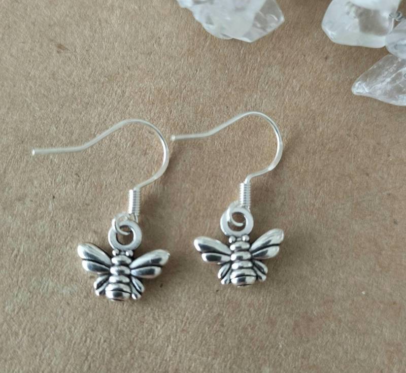 Zierliche Silber Honig Bienen Ohrringe Sterling Schlaufen Zierliche Silber Honig Bienen Ohrringe Sterling Schlaufen von LovingAncientEarth
