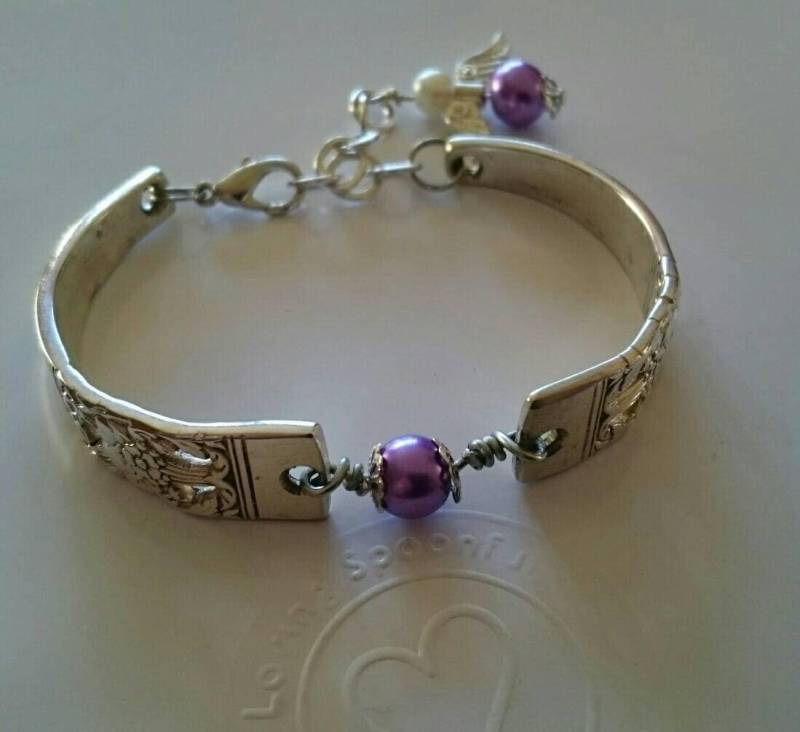 Geburtsstein Februar Amethyst Recycled Teelöffel Griff Armband Mit Passendem Engelcharme, Schrulligen Schmuck von LovingSpoonfulJewels