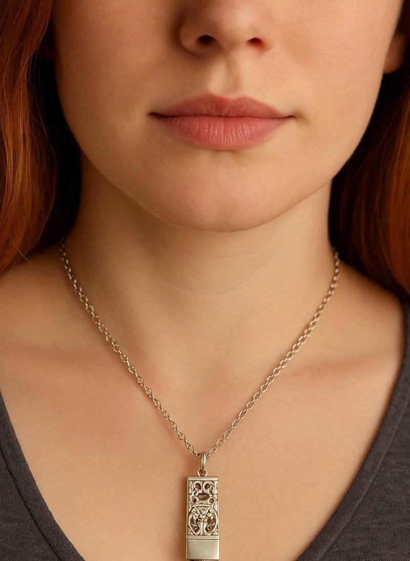 Im Angebot - Vintage Löffelstiel, Recycelt Zu Einem Atemberaubenden Anhänger von LovingSpoonfulJewels