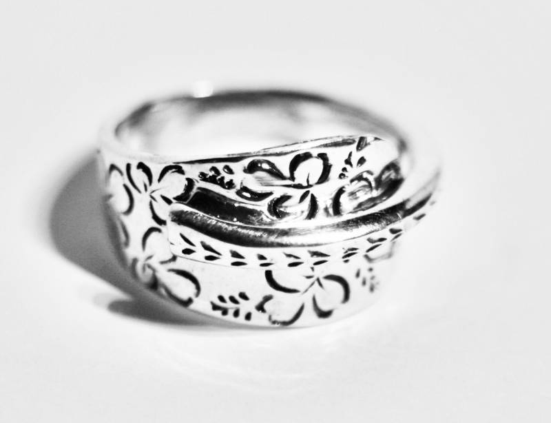 Irish Jewelry - Silber Löffel Ring Alle Größen Shamrock Geprägt Atemberaubendes Schnallendesign Kostenloses Geschenk Inklusive von LovingSpoonfulJewels
