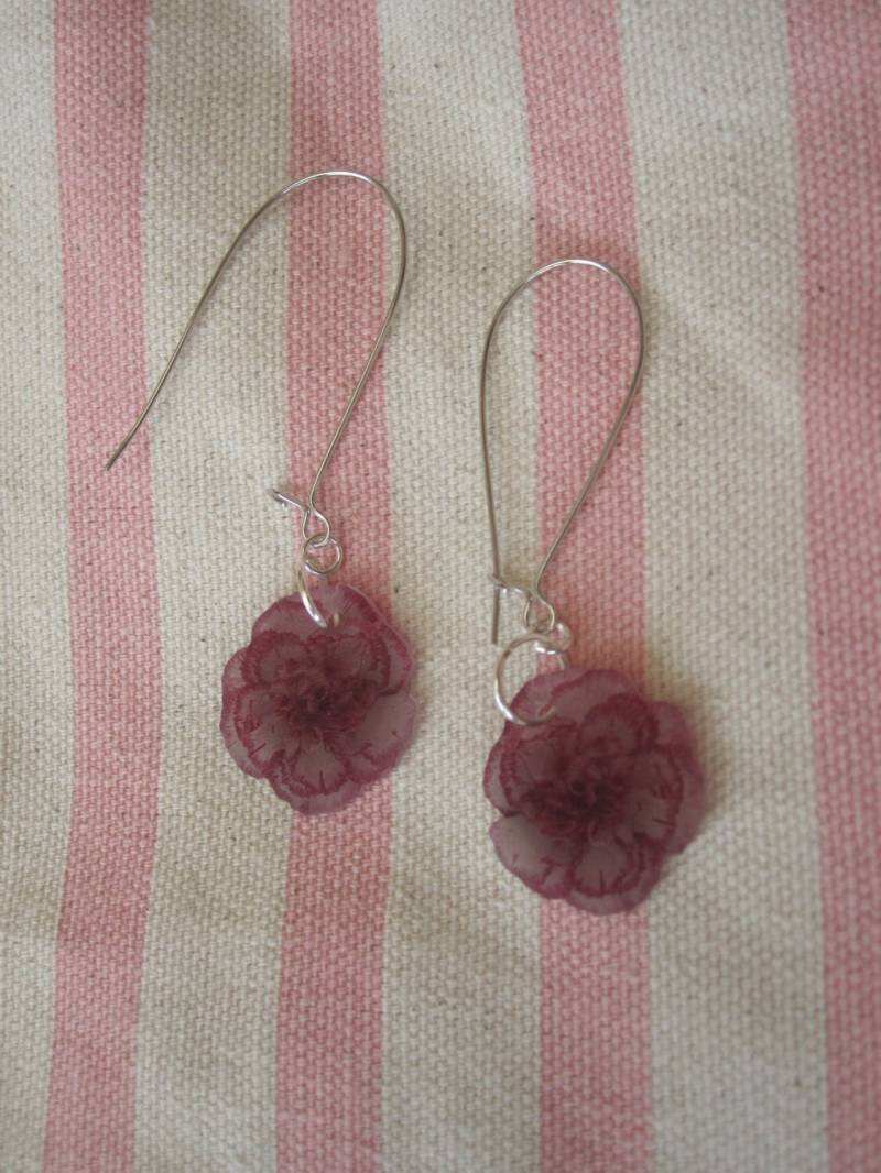 Florale Ohrringe, Durchscheinende Blumenohrringe von LovinglyMadebyMand