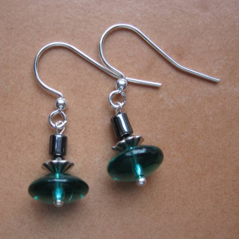 Grüne Tropfen Ohrringe, Perlenohrringe, Nickelfreie Ohrringe von LovinglyMadebyMand