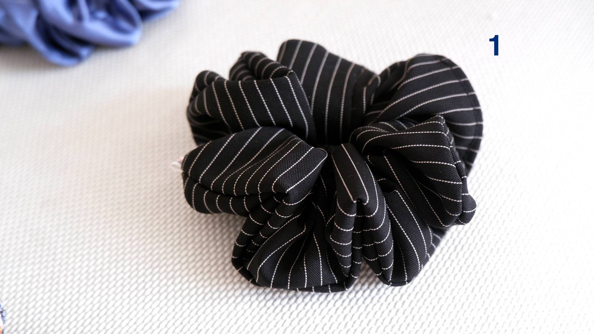 Chic & Stylisch Handgefertigter Scrunchie Mit 10cm Durchmesser - Ein Statement-Accessoire Chic & Stylisch Handgefertigter Scrunchie Mit 10cm Durchmesser - Ein Statement-Accessoire von LovlyBox