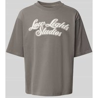Low Lights Studios T-Shirt mit Label-Stitching in Stein, Größe XXL von Low Lights Studios