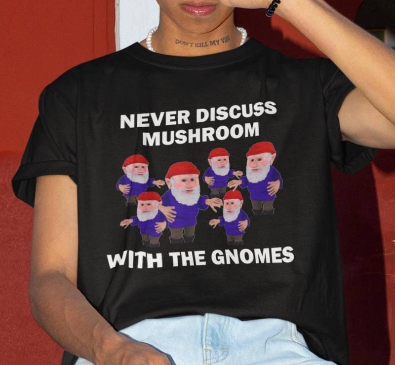 Besprechen Sie Niemals Pilz Mit Den Gnomes Shirt, Sind Real Lustiges Geschenk, Shirt Für Freund, Gaggeschenk von LowBudgetTees