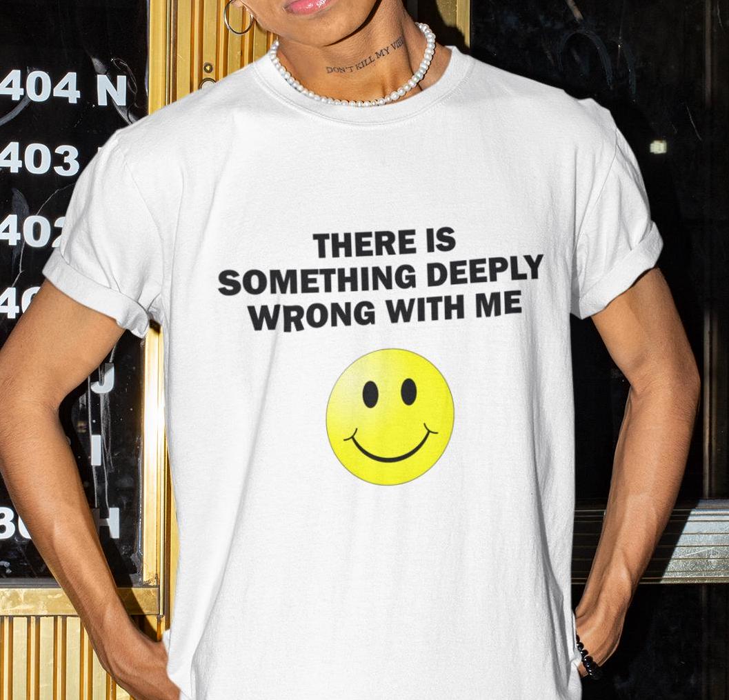 Es Ist Etwas Zutiefst Falsch Mit Mir Shirt, Lustiges Geschenk, Shirt Für Freund, Gag Gen Z von LowBudgetTees