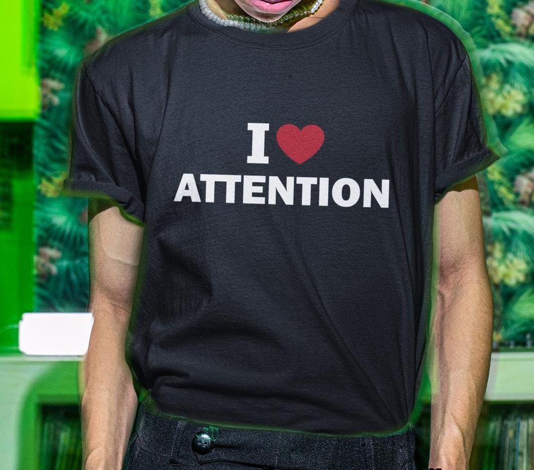 Ich Liebe Aufmerksamkeit Shirt, Lustiges Geschenk, Shirt Für Freund, Gag-Geschenk, Gen Z Freundin von LowBudgetTees