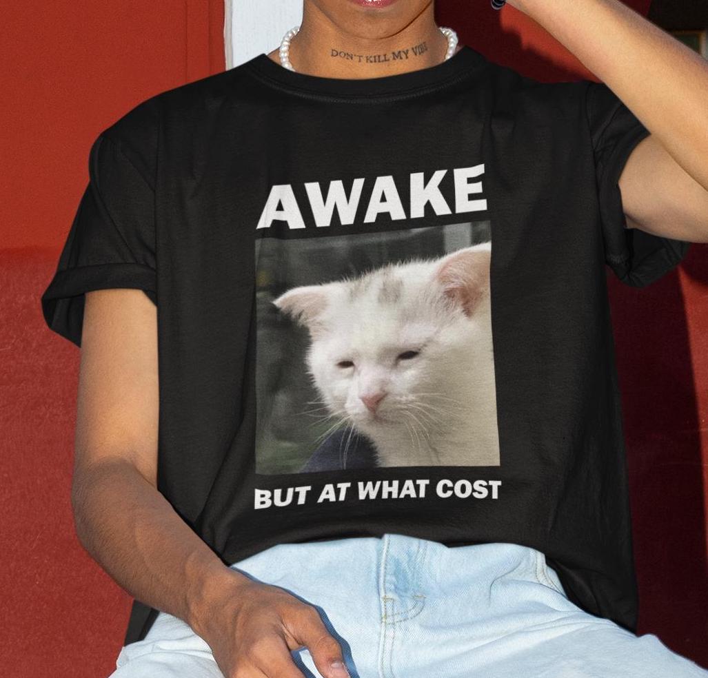 Wach Aber Um Welchen Preis Shirt, Wach Lustiges Katzen Geschenk, Shirt Für Freund, Gag Kantiges T-Shirt, Gen Z Wach Aber Um Welchen Preis Shirt, Wach Lustiges Katzen Geschenk, Shirt Für Freund, Gag Kantiges T-Shirt, Gen Z von LowBudgetTees