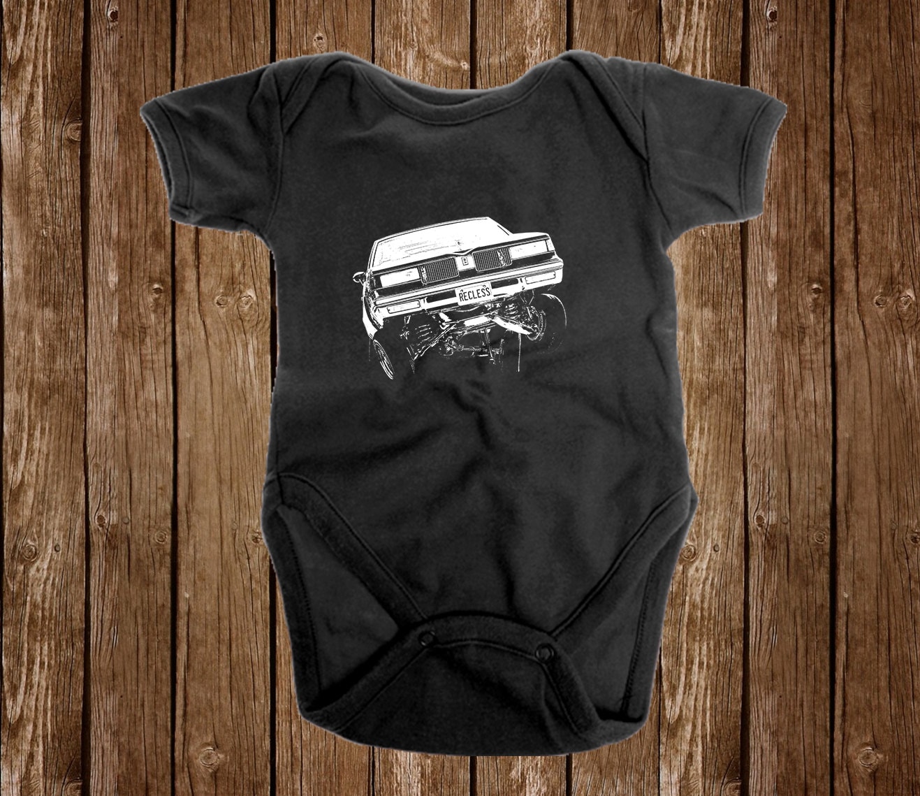 Lowrider Baby Euro Cutlass 3-Rad-Säugling Einteiliger Bodysuit Lowrider Baby Euro Cutlass 3-Rad-Säugling Einteiliger Bodysuit von LowLowWear