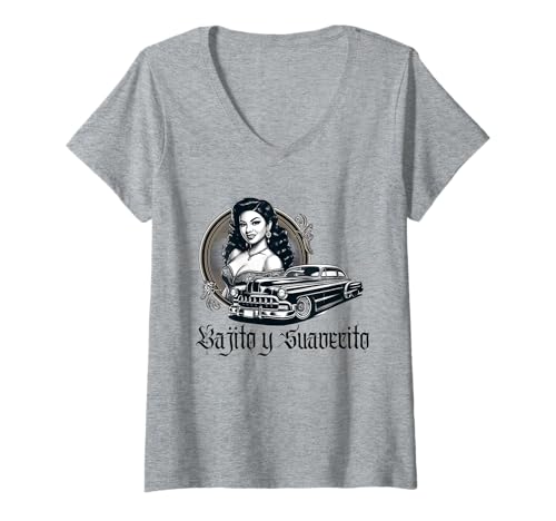 Damen Mexikanische Straßenkultur Lowrider Latina Bajito y Suavecito T-Shirt mit V-Ausschnitt Damen Mexikanische Straßenkultur Lowrider Latina Bajito y Suavecito T-Shirt mit V-Ausschnitt von LowRider Legends