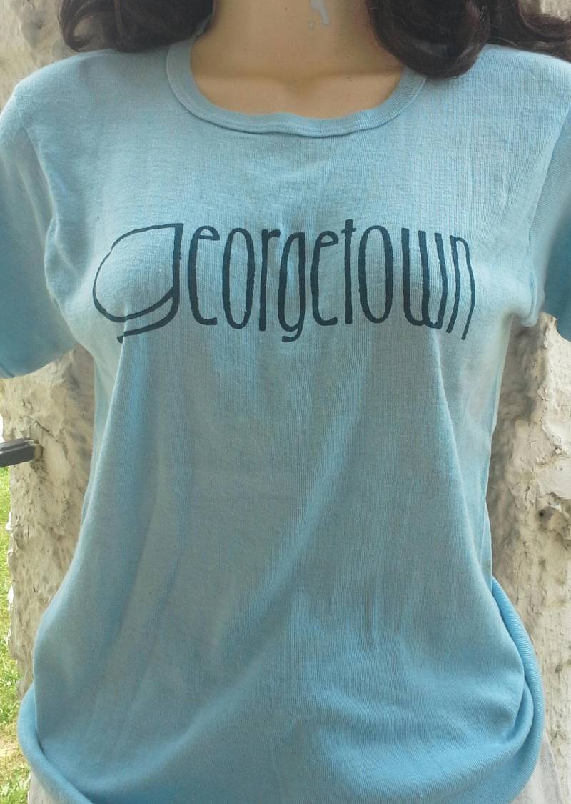 "Vintage, French-Cut "Georgetown" T-Shirt von LowSparkVintage