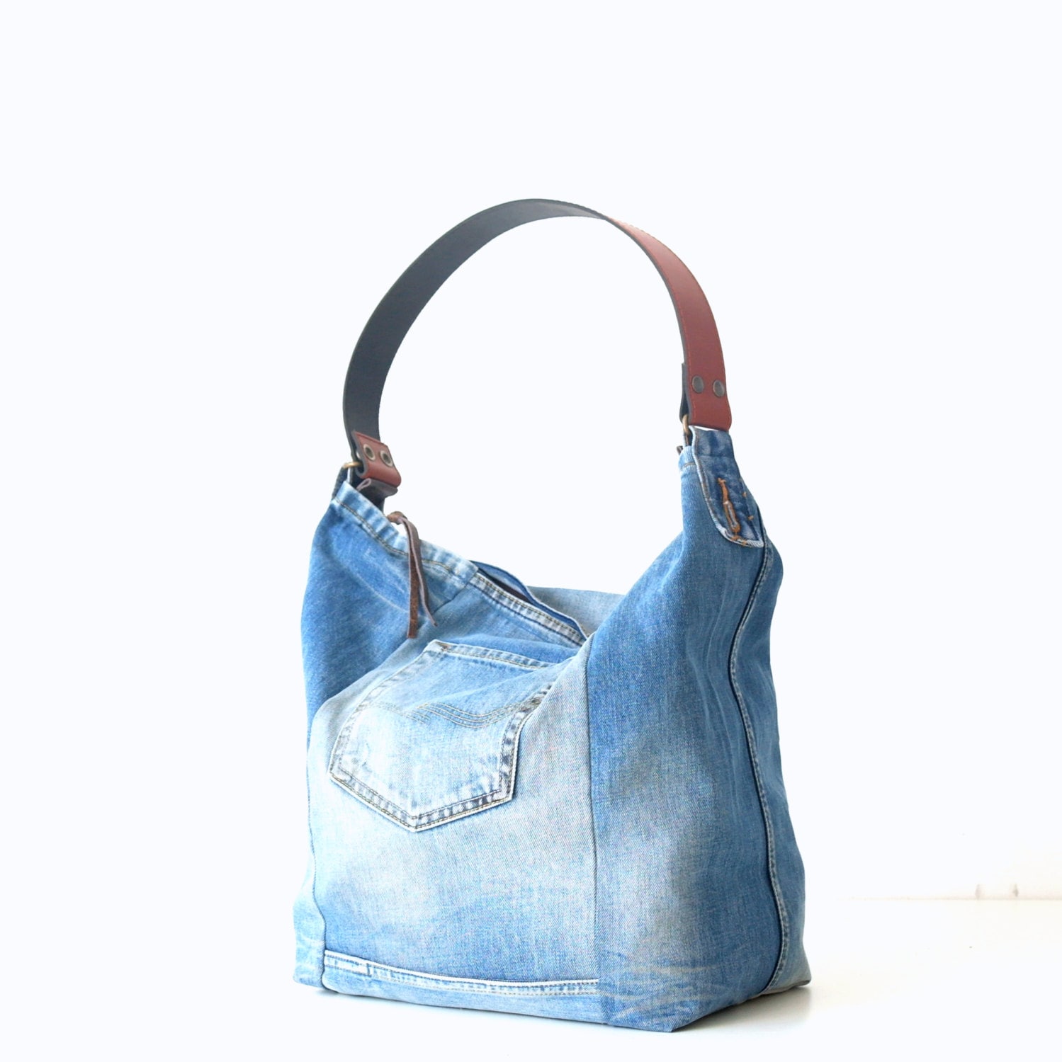 Handgemachte Upcycled Denim Hobo Bag Jeans Umhängetasche Mit Lederband Handgemachte Upcycled Denim Hobo Bag Jeans Umhängetasche Mit Lederband von Lowieke