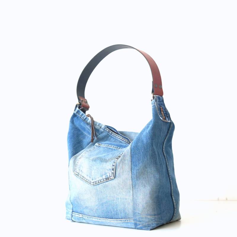 Handgemachte Upcycled Denim Hobo Bag Jeans Umhängetasche Mit Lederband von Lowieke