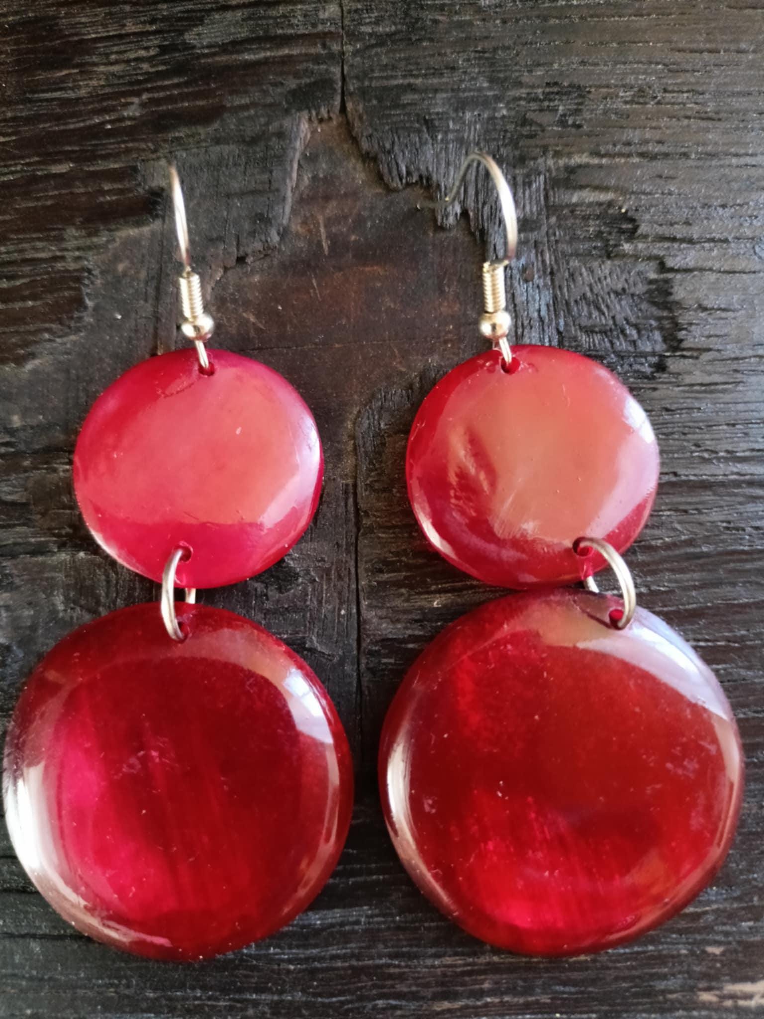 Rote Hängeohrringe Aus Zebuhorn. Natürliche Eleganz, Die Auffällt Rote Hängeohrringe Aus Zebuhorn. Natürliche Eleganz, Die Auffällt von LowliHandemade