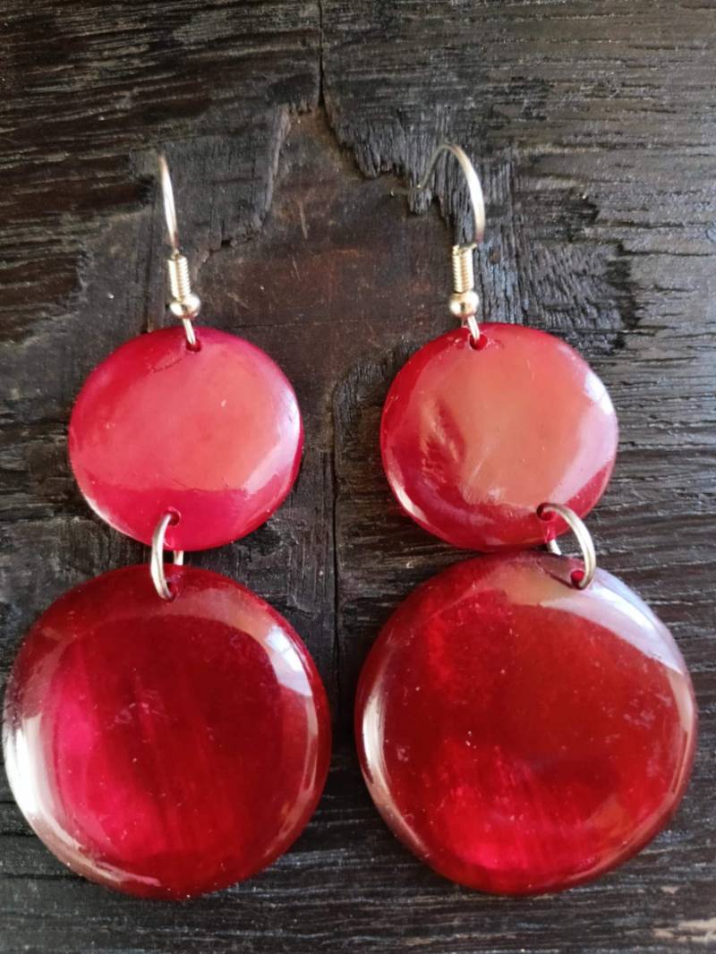 Rote Hängeohrringe Aus Zebuhorn. Natürliche Eleganz, Die Auffällt von LowliHandemade