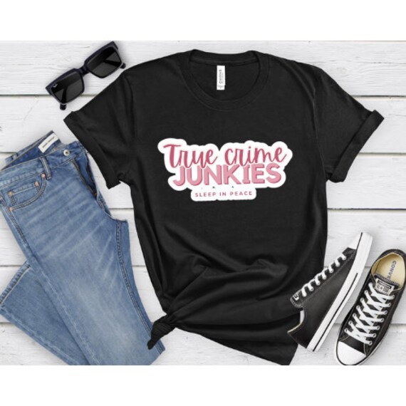 True Crime Junkies Sleep in Peace - Statement Lover Fan Tshirt Frauen Schwarz Fashion Streetwear 90S True Crime Junkies Sleep in Peace - Statement Lover Fan Tshirt Frauen Schwarz Fashion Streetwear 90S von LoyanaShop