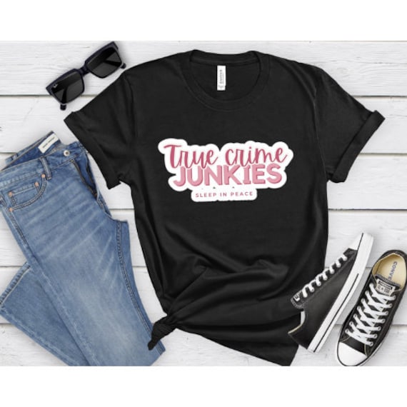 True Crime Junkies Sleep in Peace - Statement Lover Fan Tshirt Frauen Schwarz Fashion Streetwear 90S True Crime Junkies Sleep in Peace - Statement Lover Fan Tshirt Frauen Schwarz Fashion Streetwear 90S von LoyanaShop