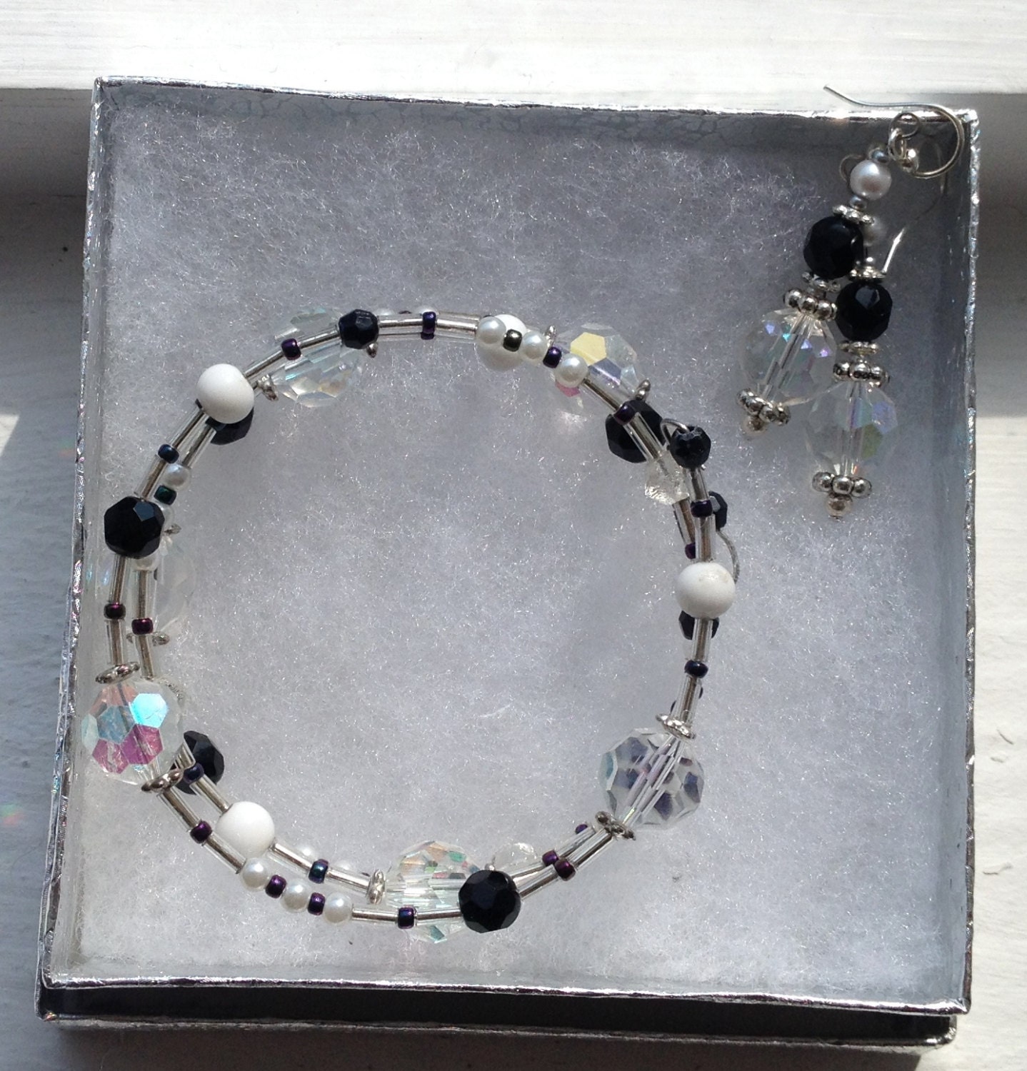 Perlen Armband Und Ohrring Set "Classy Schwarz Weiß" Perlen Armband Und Ohrring Set "Classy Schwarz Weiß" von Lredbirdstudio