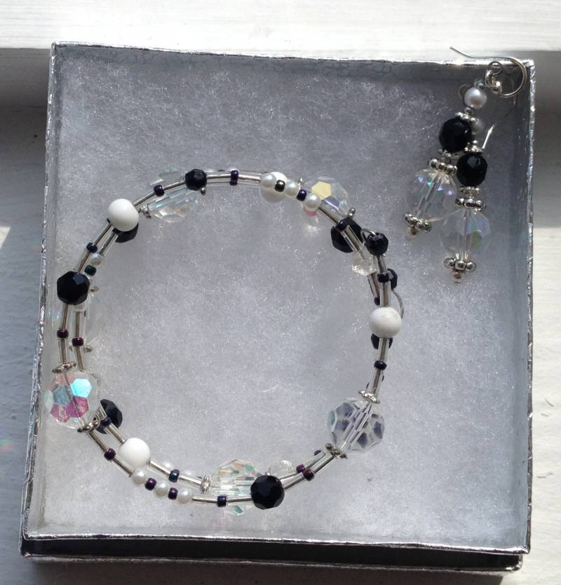 Perlen Armband Und Ohrring Set "Classy Schwarz Weiß" Perlen Armband Und Ohrring Set "Classy Schwarz Weiß" von Lredbirdstudio