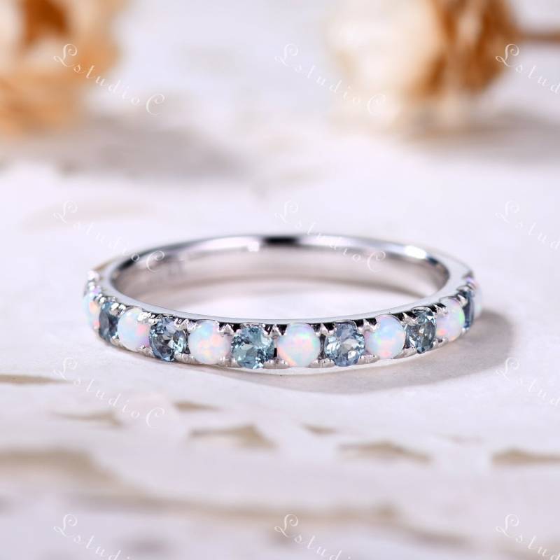 2 Mm Opal Alexandrit Ehering 14K Weißgold Weißer Verlobungsring Stapelring Halbe Eternity Ring Für Frauen von LstudioC