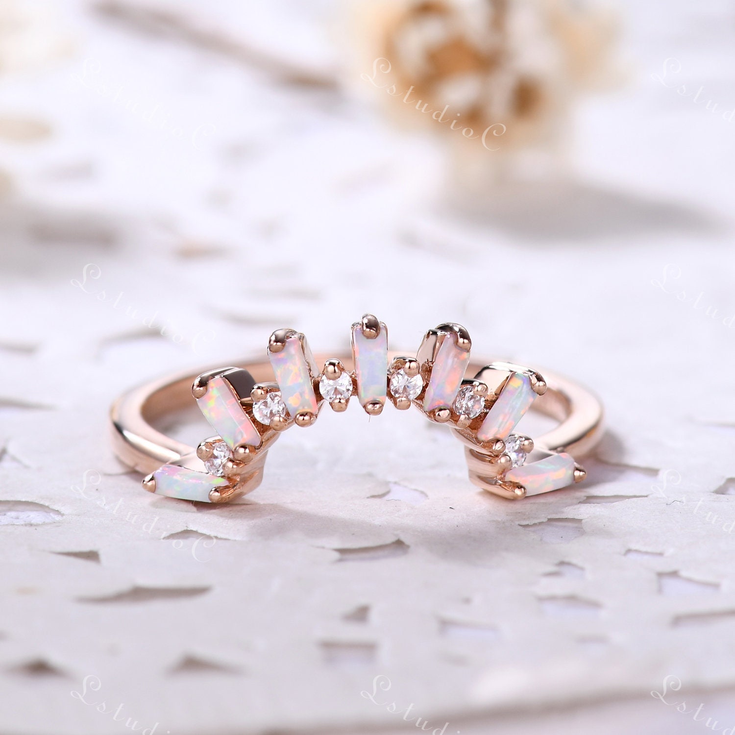 Baguette Cut Opal Ehering Rose Gold Moissanit Ring Band Feueropal Verlobungsring Stapelring Unikat Vintage Versprechen von LstudioC