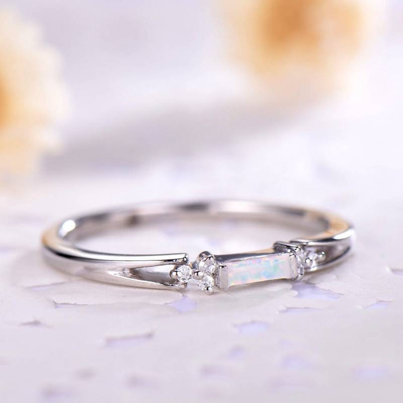 Zierliche Baguette Cut Opal Ring Silber Weiß Gold Kleine Weiße Verlobungsring Vintage Cluster Moissanite Für Frauen Schmuck von LstudioC