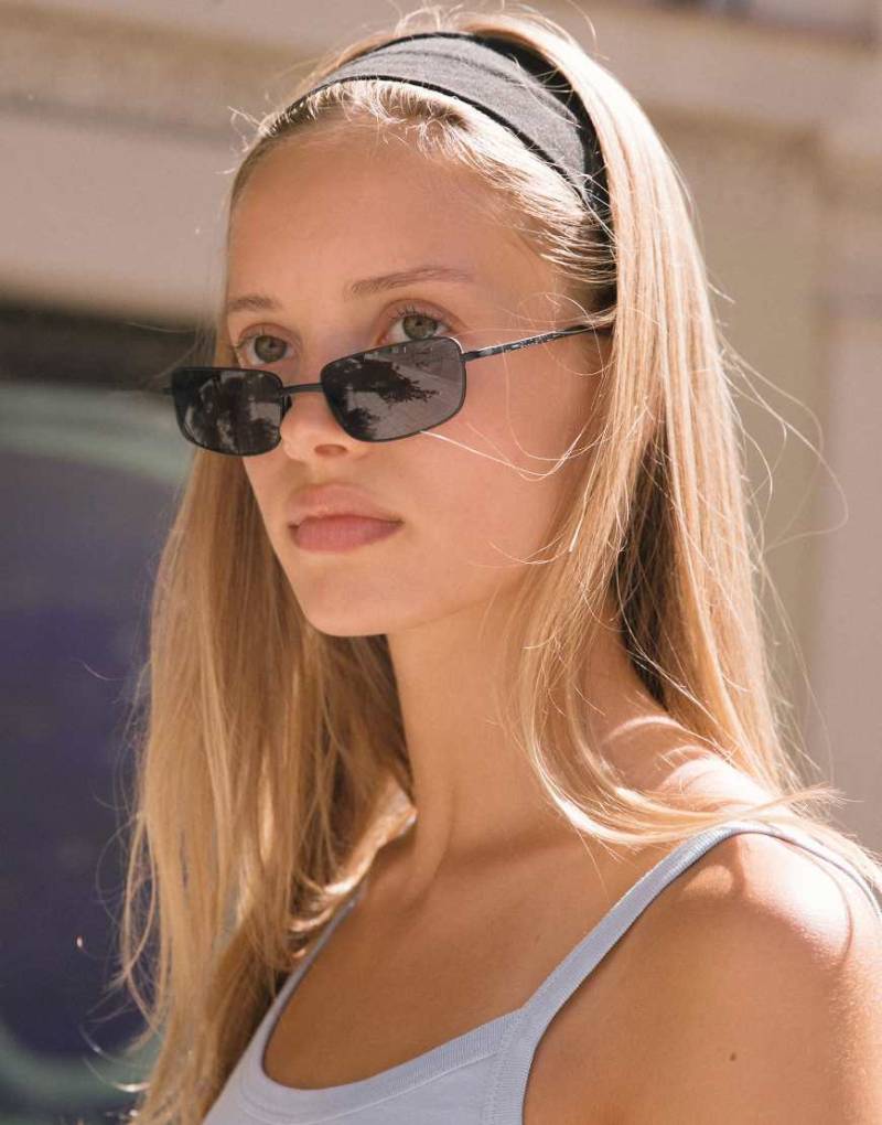 Lu Goldie - Yuki - Sonnenbrille mit eckigem Gestell aus Metall in Schwarz von Lu Goldie