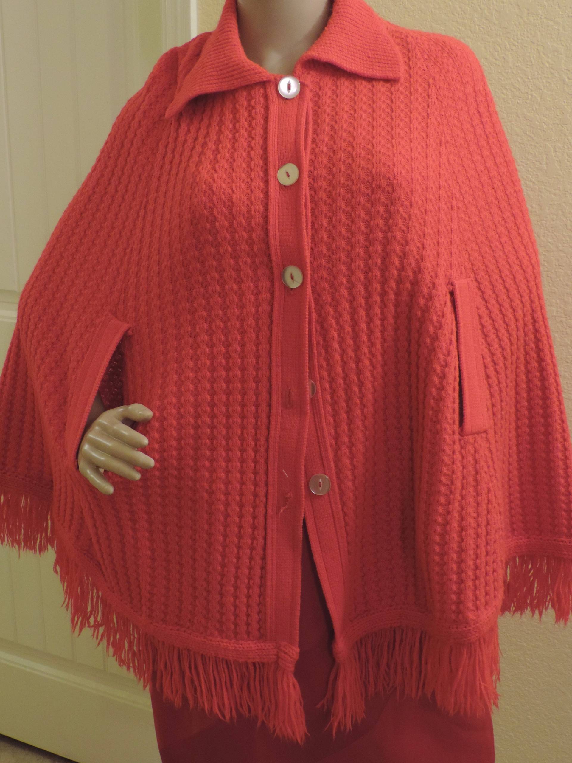 Vintage Red Sweater Cape Mit Kragen, Vorderen Knöpfen Und Rand, Lustig Leicht Zu Tragen von LuLusClassicVintage