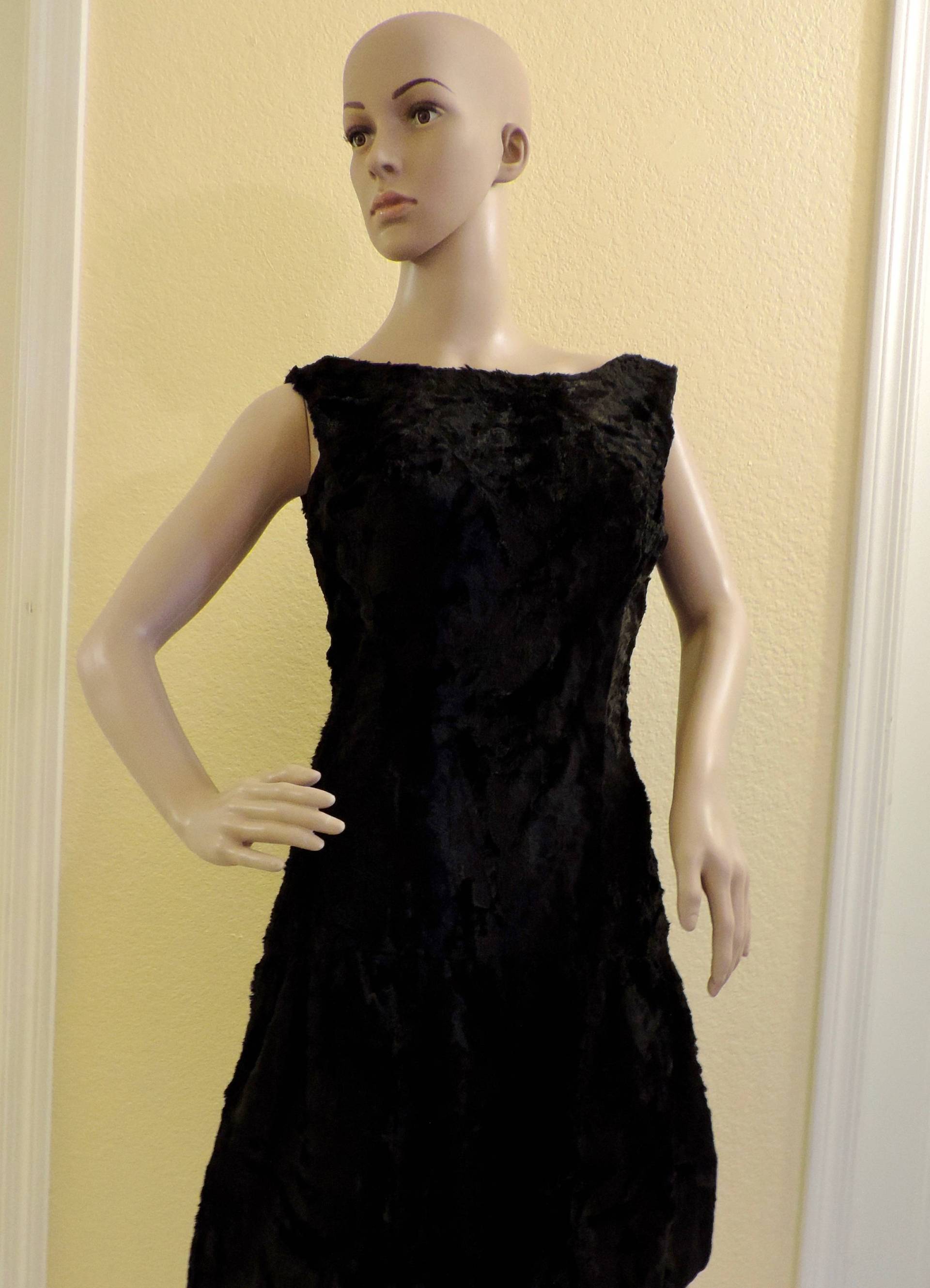 Vintage Schwarzer Crushed Samt 1960Er Jahre Goth, Sandine Originals Ärmellos Größe 9 Cocktail, Partykleid von LuLusClassicVintage