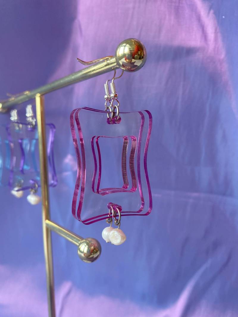 Wellige, Transparente, Rosafarbene Ohrringe Mit Einer Perle, Die Unten Angebracht Ist Wellige, Transparente, Rosafarbene Ohrringe Mit Einer Perle, Die Unten Angebracht Ist von LuMaByLu
