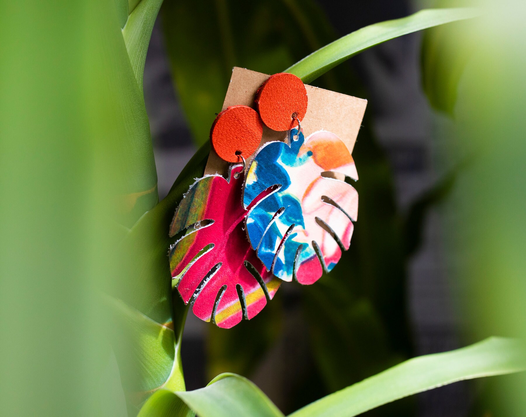 Monstera Pflanzenblatt Leder Ohrring Monstera Pflanzenblatt Leder Ohrring von LuMadeByHand