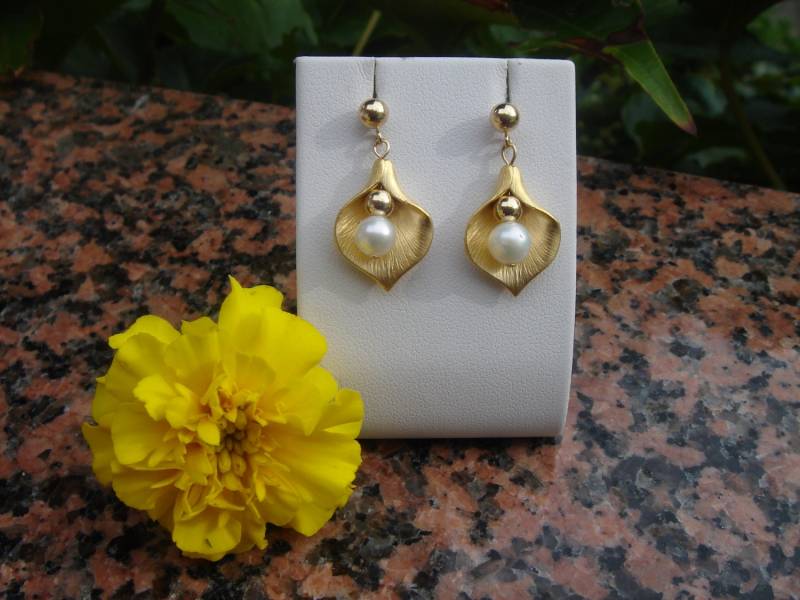 Gold Ohrringe , Vergoldet Mit Perle, Calla-Blüte, Lu-0141 von LuNagarie
