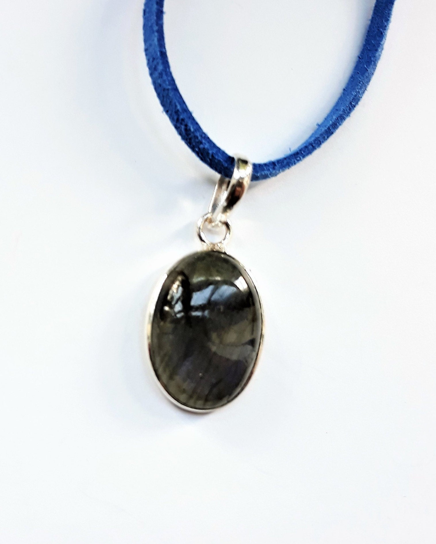 Ovaler Labradorit Anhänger Aus Sterlingsilber An Wildlederkordel Ovaler Labradorit Anhänger Aus Sterlingsilber An Wildlederkordel von LuVJewellers