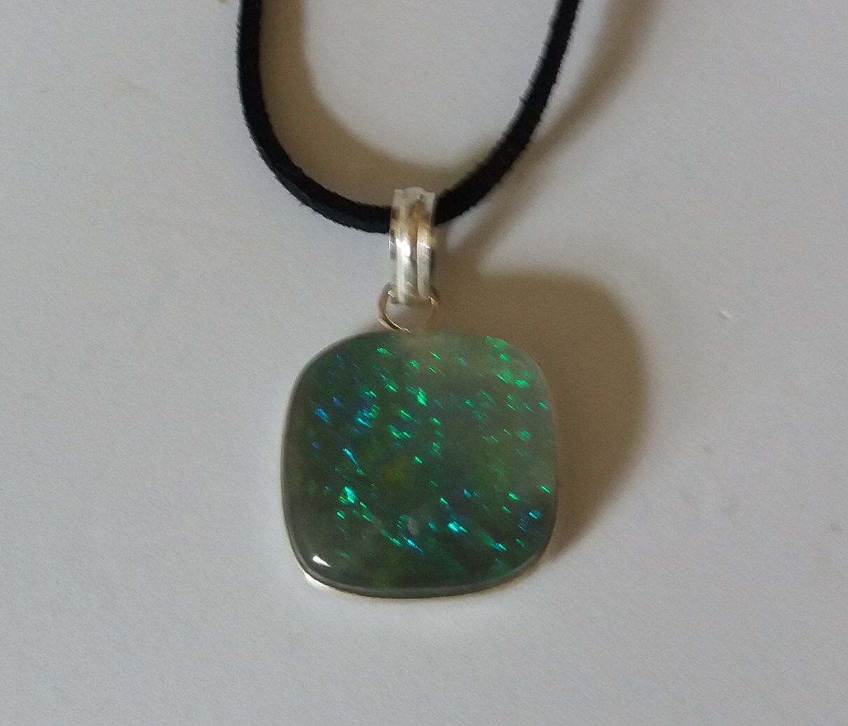 sterling Silber Anhänger, Simulierte Schwarze Opal Kissen Form Auf Faux Wildleder Schnur Halsband sterling Silber Anhänger, Simulierte Schwarze Opal Kissen Form Auf Faux Wildleder Schnur Halsband von LuVJewellers