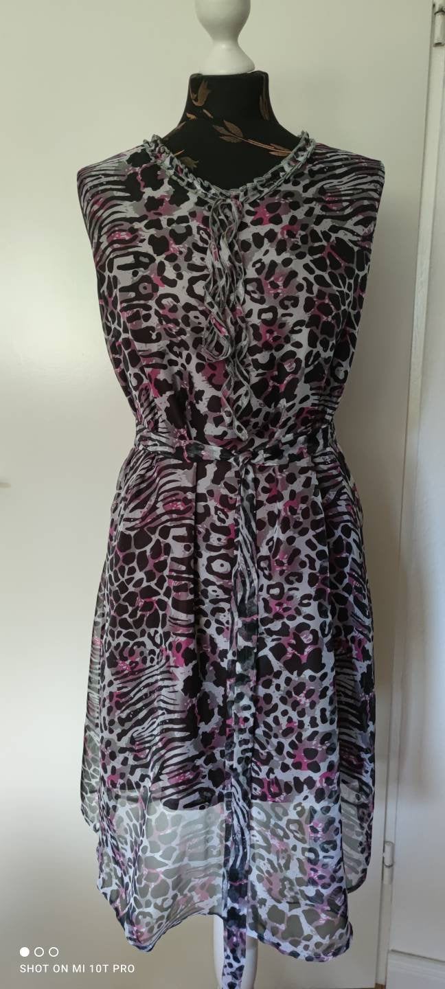 Ein Ärmelloses Chiffonkleid in Animalprint, Handmade von LuWaModa