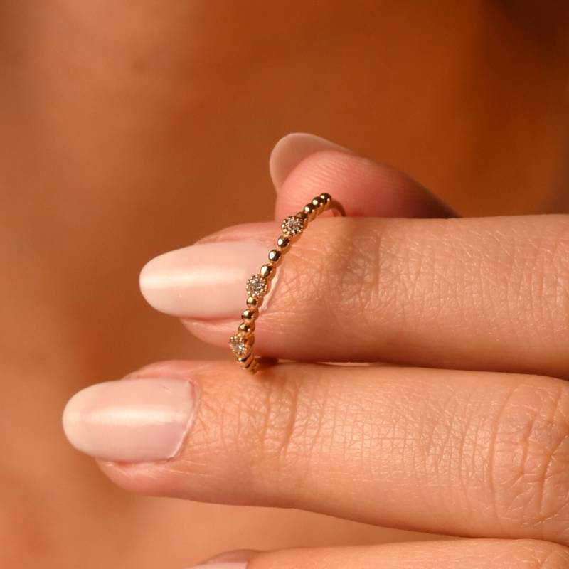 14K Solid Gold Winziger Diamant Ring, Trio Kleiner Perlen Stapeln Lünette Diamantring von LuanJewelry