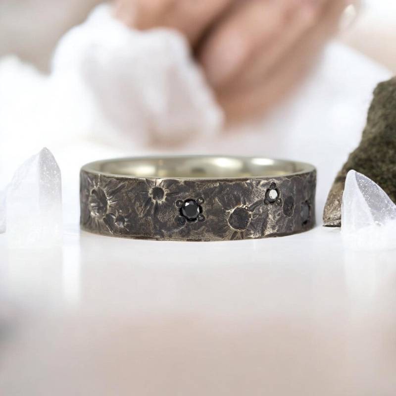 Krater Des Mondes Ring, 6 Mm Ehering Mit Schwarzen Diamanten von LuanaCoonen