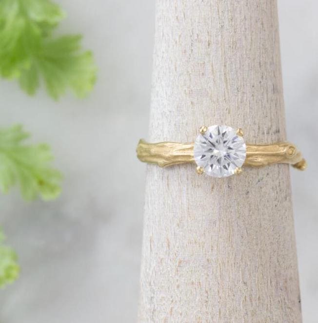 Pinot Zweig Solitär, Massiv 14K Goldring Mit Moissanit, Textur Natur Verlobungsring von LuanaCoonen