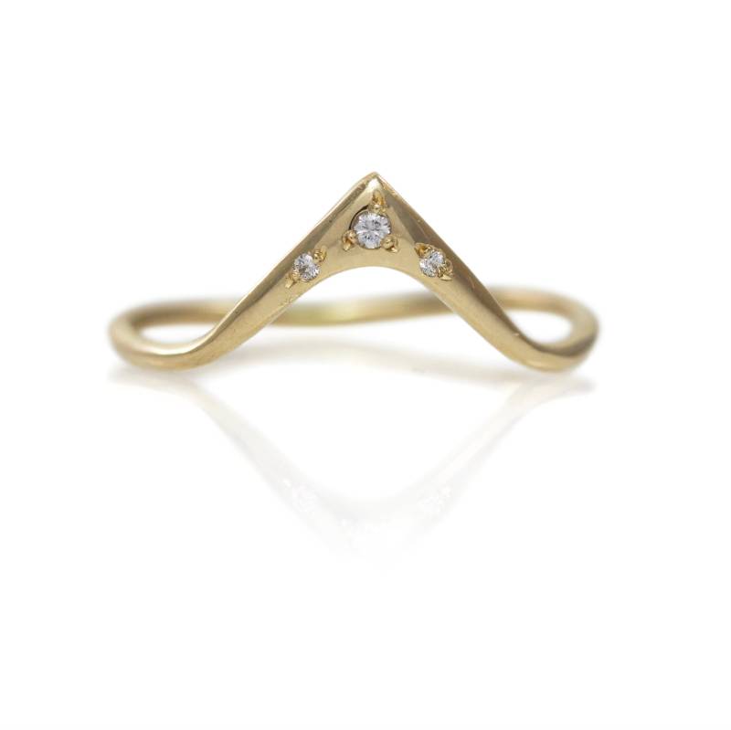 Starry Valley Ring Mit Diamanten, 14K Gold Chevron Dreieck Stacking Ring, Minimalist Aus Massivem von LuanaCoonen