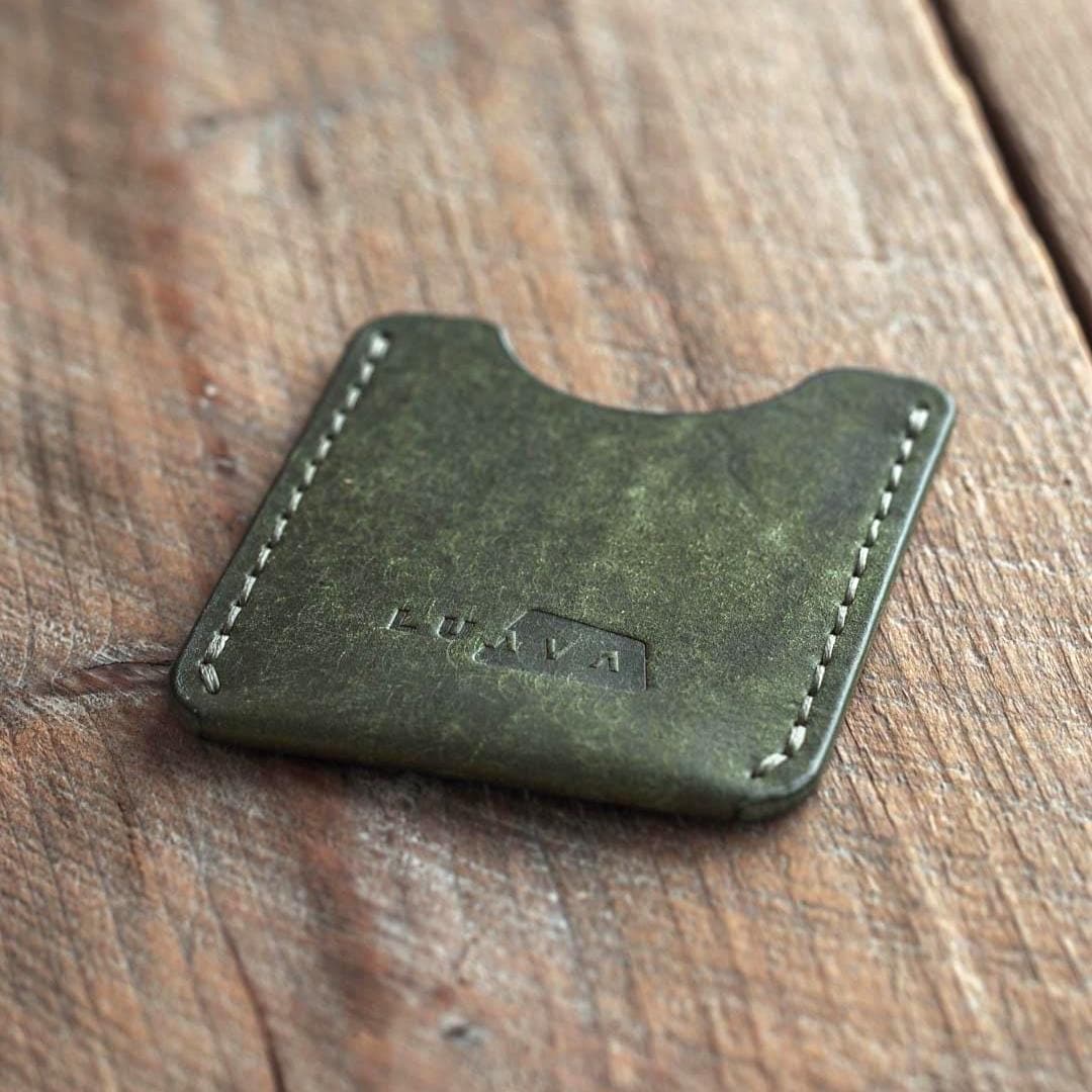 Venture Brieftasche, Grüner Kartenhalter, Kleine Leder Geldbörse Für Männer, Handgefertigtes Accessoire, Pflanzlich Gegerbtes Vollnarbenleder Venture Brieftasche, Grüner Kartenhalter, Kleine Leder Geldbörse Für Männer, Handgefertigtes Accessoire, Pflanzlich Gegerbtes Vollnarbenleder von LuavaFinland