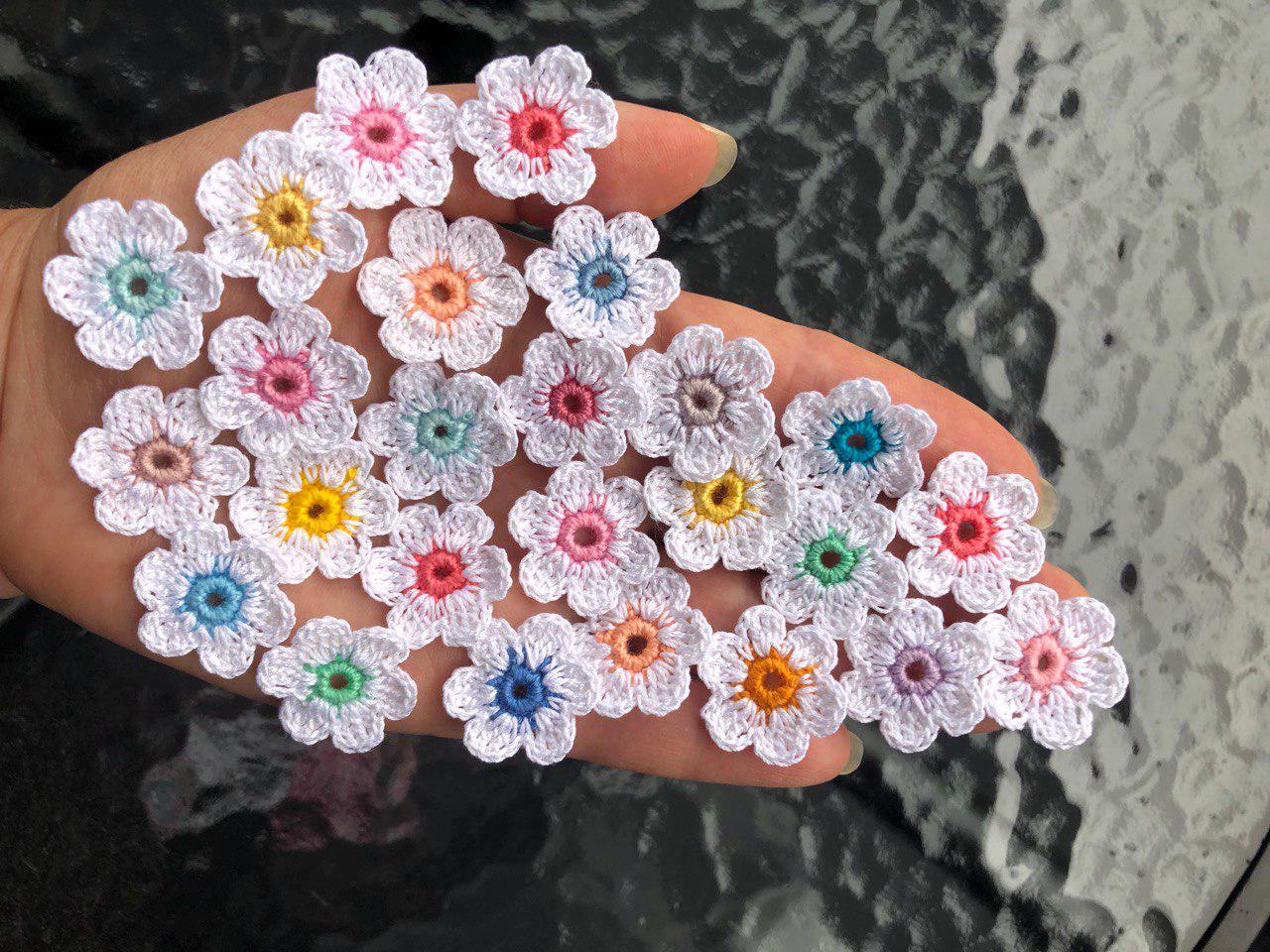 25 Häkelblüten, Gehäkelte Blumen Als Dekoration, Applikation Aus Baumwolle in Handarbeit Für Diy Und Verzierung von LubasChrocheteria